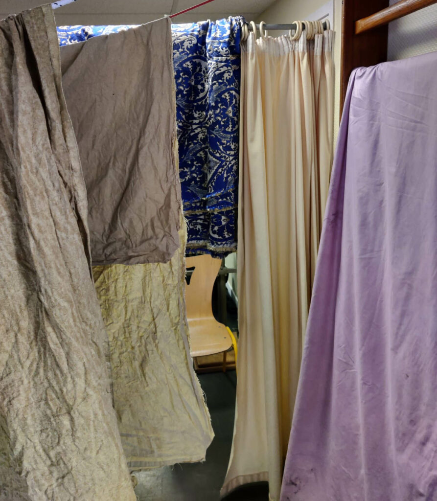 teinture des tissus de cantal comédie pour le spectacle sacré Geraud