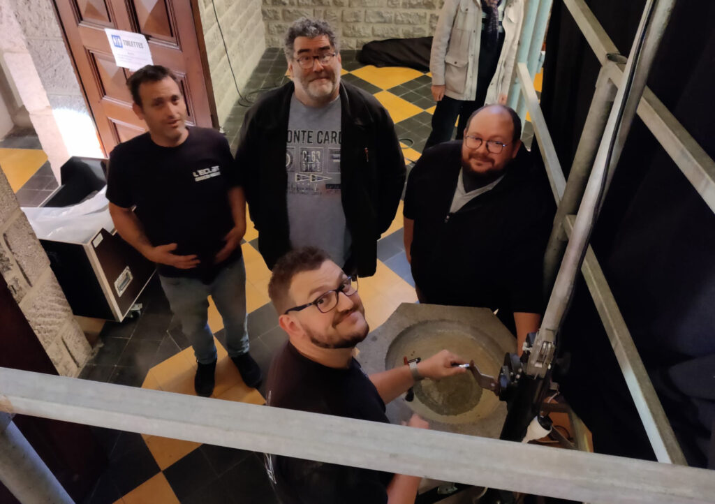 les frères lumière en action pour le spectacle Sacré Géraud de cantal comédie