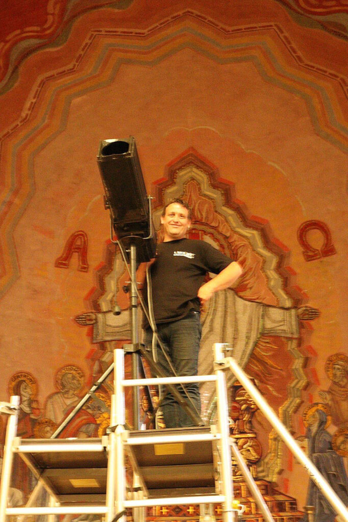 les frères lumière en action pour le spectacle Sacré Géraud de cantal comédie