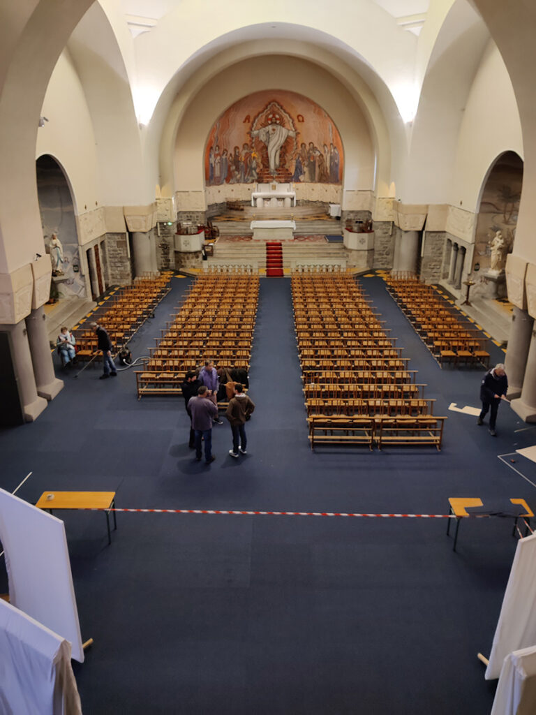 pose du revêtement de sol fini dans l'église du sacre coeur