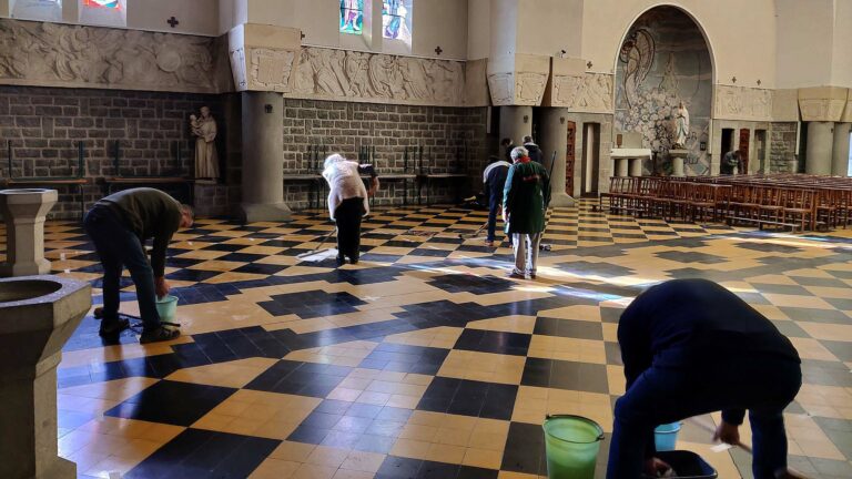 l'équipe de nettoyage de cantal comédie en action au SACRE COEUR